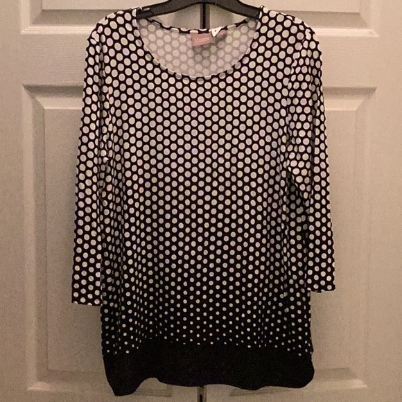 Chico's Tops - 🖤NWT Fabulous Chicos Size 1 Fun Top Wardrobe Closet Must Have 🖤